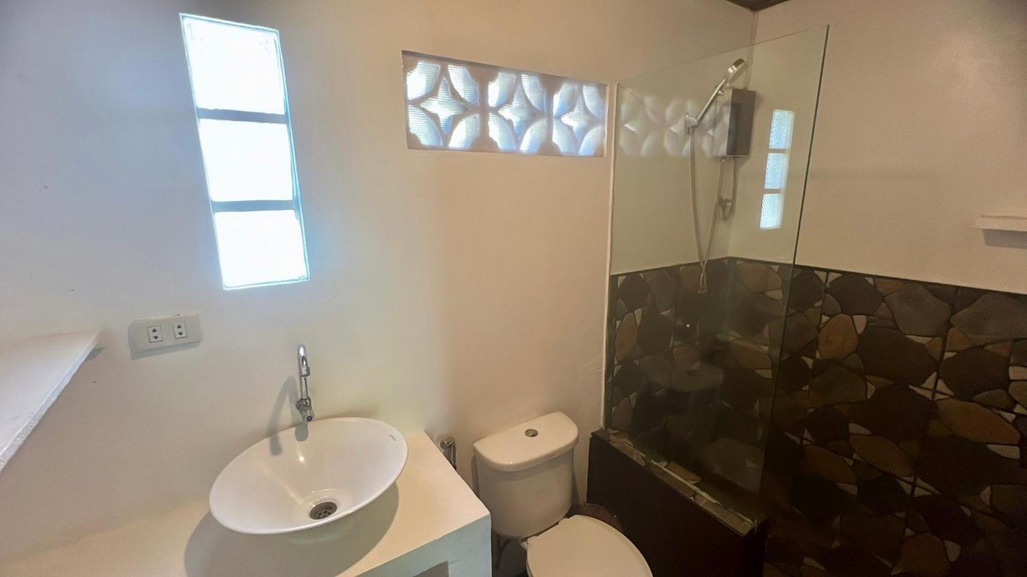 Yay Lodge Siargao, Private Room 1 With Ac & Hot Shower And Fast Starlink Wifi Генерал-Луна Экстерьер фото